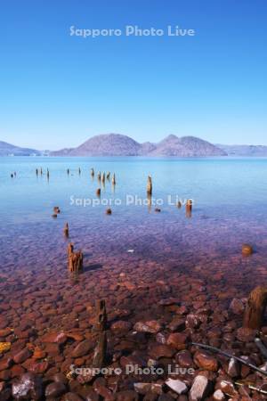 洞爺湖と中島と赤茶色の湖岸