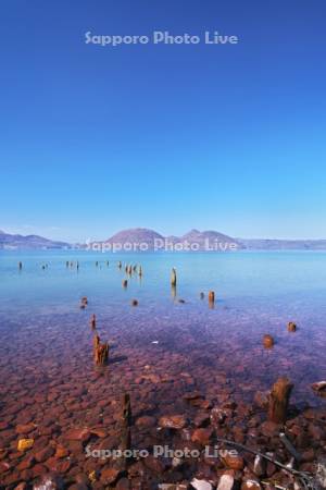 洞爺湖と中島と赤茶色の湖岸
