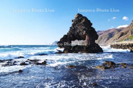 窓岩と日本海