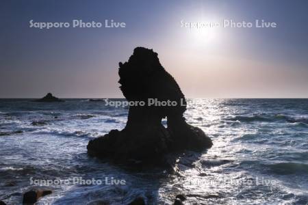 窓岩の日没と日本海