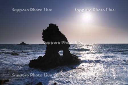 窓岩の日没と日本海