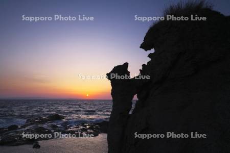 親子熊岩の日没と日本海