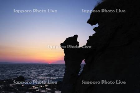 親子熊岩の日没と日本海