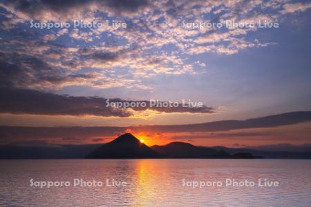 洞爺湖の日の出と中島