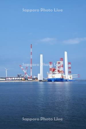 石狩湾新港の洋上風力発電の部材積込み作業