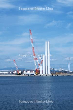 石狩湾新港の洋上風力発電の部材仮置き