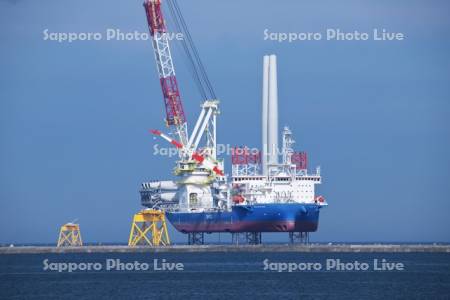 石狩湾新港沖の船体をジャッキアップした洋上風力発電の設置作業