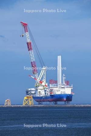石狩湾新港沖の船体をジャッキアップした洋上風力発電の設置作業