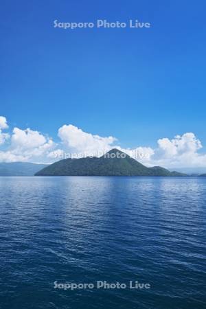 洞爺湖と中島と雲