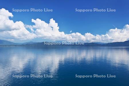 田沢湖と雲