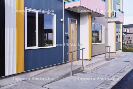 住宅（アパート）とスロープ