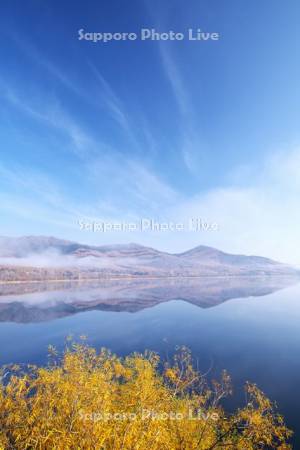 かなやま湖の紅葉と朝霧