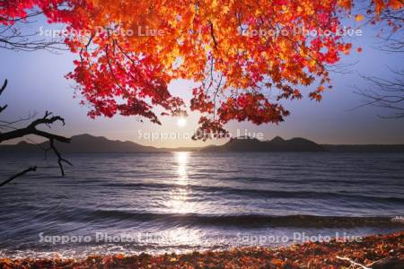 洞爺湖の日没と中島と紅葉