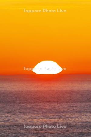 太平洋の日の出と蜃気楼（水平線）