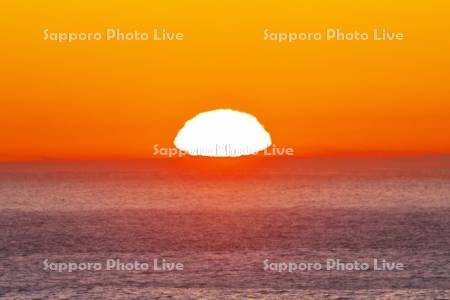 太平洋の日の出と蜃気楼（水平線）