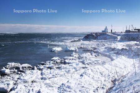 納沙布岬灯台と流氷