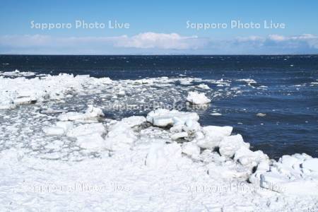 納沙布岬と国後島と流氷