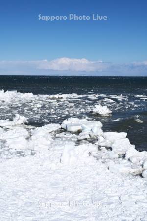 納沙布岬と国後島と流氷