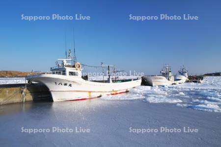 根室港の流氷と漁船