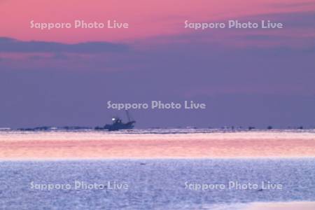 朝のホタテ漁船と野付湾の流氷