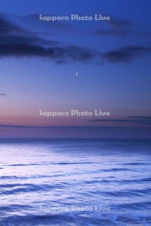 朝の海（太平洋）と三日月