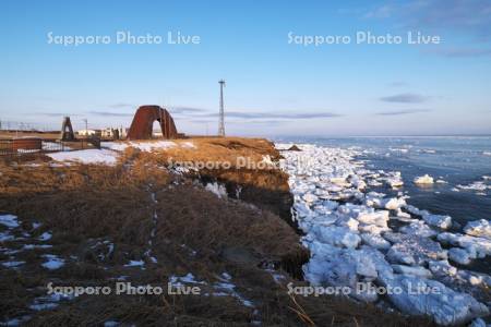 納沙布岬の朝の流氷と四島のかけ橋