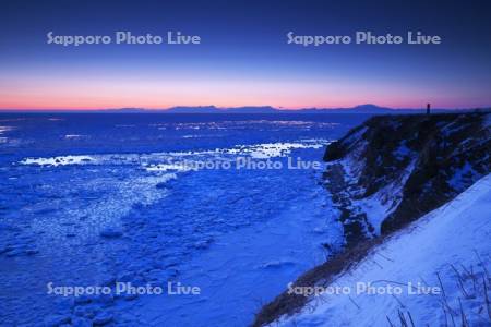 能取岬の朝と流氷と知床連山
