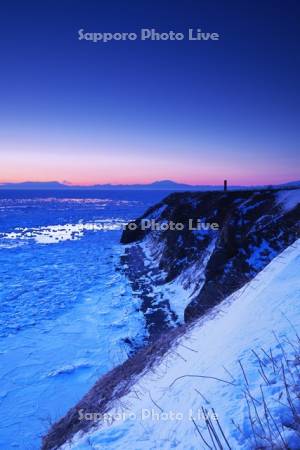 能取岬の朝と流氷と海別岳