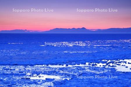 能取岬の朝の流氷と知床連山