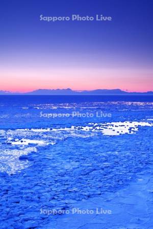 能取岬の朝の流氷と知床連山