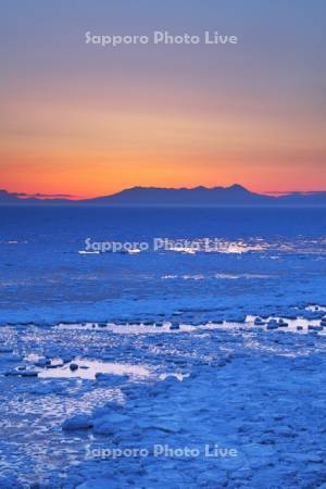 能取岬の朝と流氷と知床連山