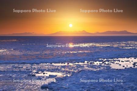 能取岬の日の出と流氷と知床連山