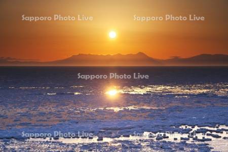 能取岬の日の出と流氷と知床連山