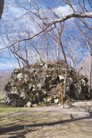 大沼　駒ヶ岳神社境内の大岩