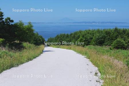 宗谷丘陵のホタテの白い道と利尻島