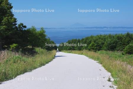 宗谷丘陵のホタテの白い道と利尻島