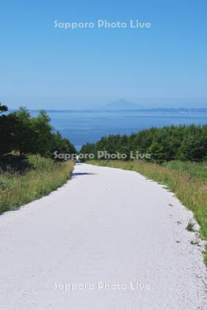 宗谷丘陵のホタテの白い道と利尻島