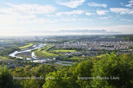 十勝岳連峰と旭川市街地と石狩川