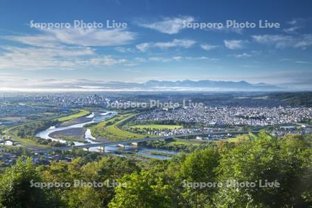 十勝岳連峰と旭川市街地と石狩川