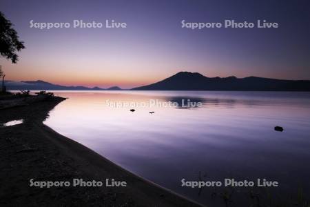 支笏湖の朝と風不死岳