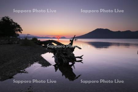 支笏湖の日の出と風不死岳