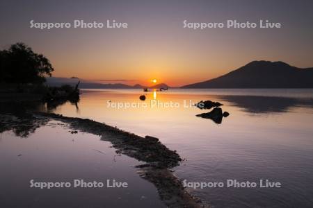 支笏湖の日の出と風不死岳