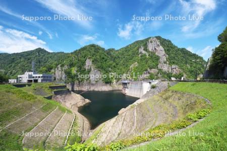 定山湖と豊平峡ダム（右）