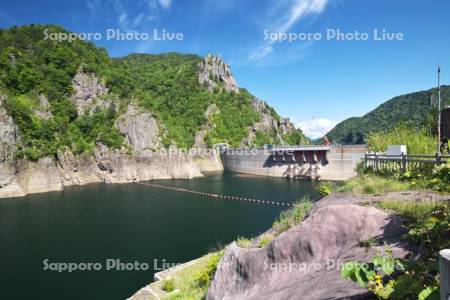 定山湖と豊平峡ダム（右）