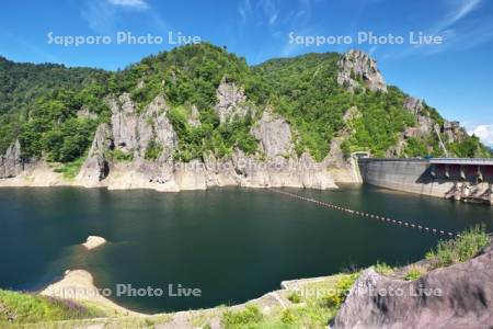 定山湖と豊平峡ダム（右）