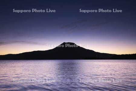 阿寒湖の朝と雄阿寒岳