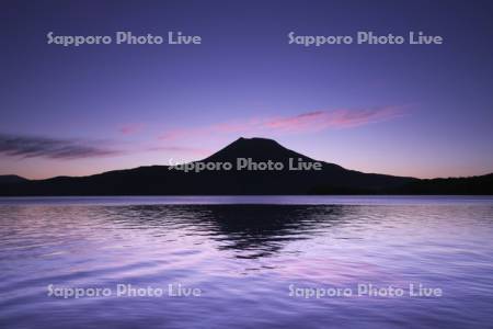 阿寒湖の朝と雄阿寒岳