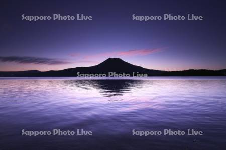 阿寒湖の朝と雄阿寒岳