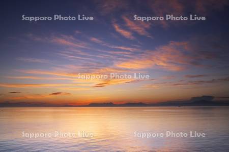 知床連山の朝とオホーツク海