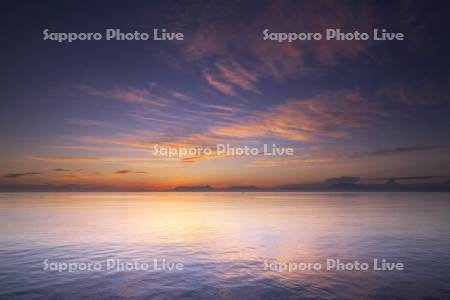 知床連山の朝とオホーツク海